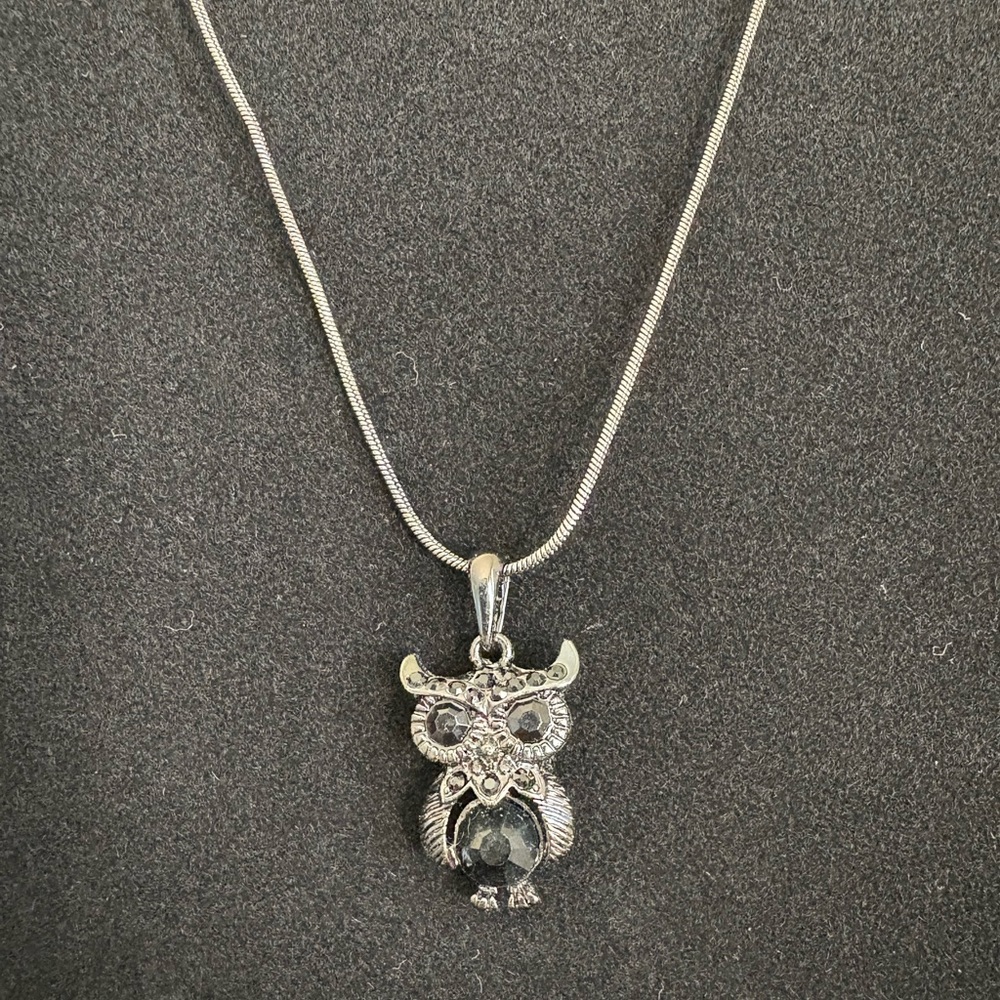 Forever 21 New Gray and Black Owl Pendant Necklace NWT - Picture 1 of 5